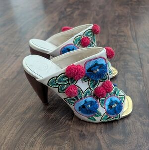 Tory Burch 7.5 White Embroidered Heels Blue Floral Accents Pink Pom-Poms
